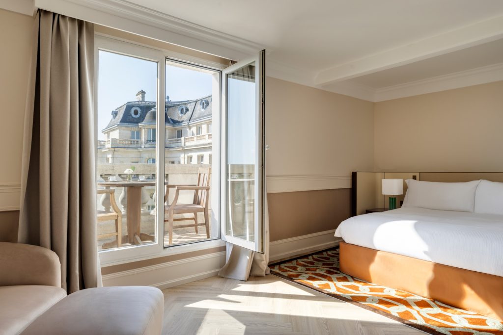 Chambre Premium élégante dotée d'un balcon privé surplombant le château