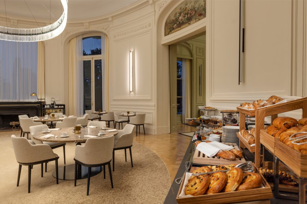 Petit-déjeuner gourmand au restaurant L’Opéra, avec viennoiseries et jus frais.
